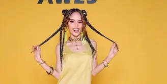 Cinta Laura tampil stunning saat hadir di acara AW2025 Onitsuka Tiger di Milan Fashion Week 2025. Cinta pun memilih tampil playful dengan busana yang dikenakan. Duduk di front row, terlihat Cinta Laura tampil mengenakan mini dress spaghetti strap warna kuning. Gayanya tampak santai namun chic. [@claurakiehl]