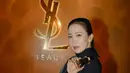 Selalu tampil fit dan menawan, Agnes Jennifer hadir dengan penampilan semampai. Ia menata rambutnya bergaya ponytail dan tampak menikmati aroma dari perfume LIBRE FLOWERS & FLAMES.   [ Foto: dok YSL Beauty ]