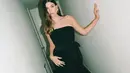 Gaun tersebut memiliki aksen strapless. Dengan bagian gaun panjang menyapu lantai model sheer serta aksen pita seperti di bagian pinggangnya.  [@haileybieber]