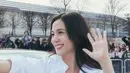 Melengkapi gaya monokromnya, Jisoo mengenakan bawahan mini skirt hitam bergaya ruffle dengan bahan lace. Rok tersebut memiliki aksen rumbai romantis yang diambil langsung dari fashion show. [@sooyaaa__]