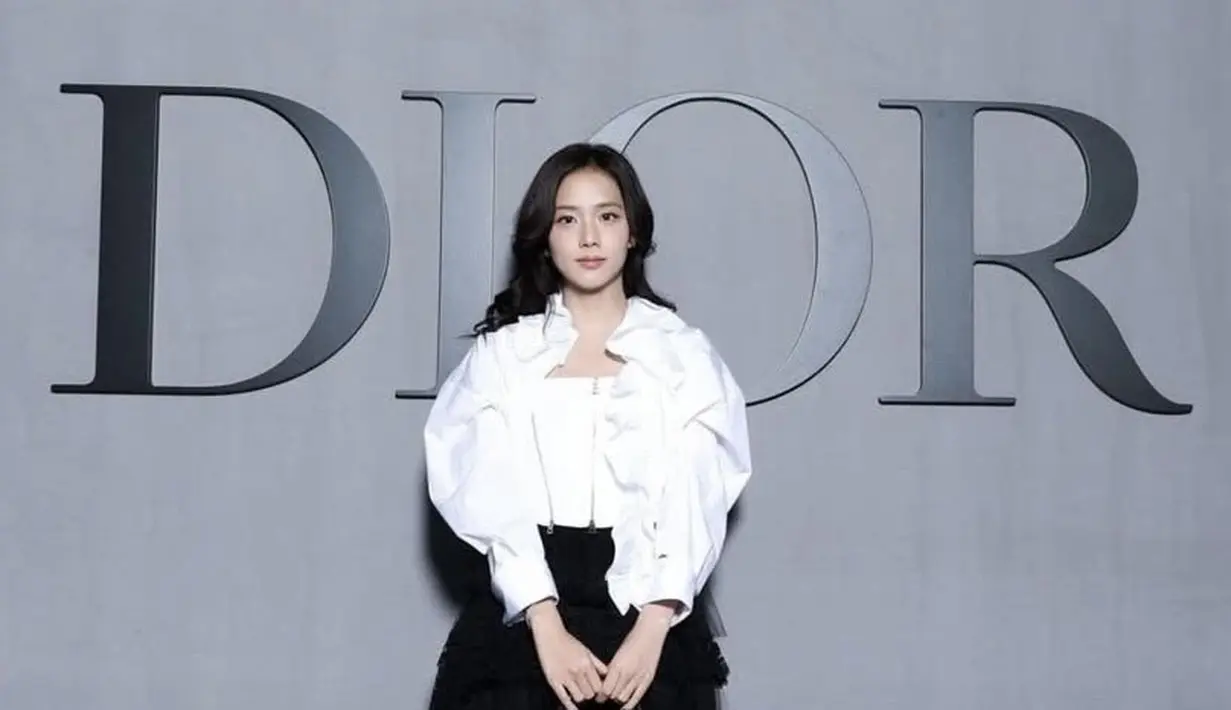 <p>Brand ambassador Dior, Jisoo Blackpink kembali hadir di Paris Fashion Week. Kali ini member Blackpink ini tampil dengan busana monokrom. [@sooyaaa__]</p>