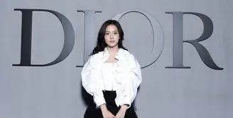 Brand ambassador Dior, Jisoo Blackpink kembali hadir di Paris Fashion Week. Kali ini member Blackpink ini tampil dengan busana monokrom. [@sooyaaa__]