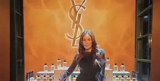 Wulan Guritno tampil elegan mengenakan long dress hitam lengan panjang. Dress polos tersebut dipadukan boots warna senada, sambil membawa clutch. [@wulanguritno]