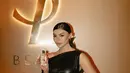 Jihane Almira mencuri perhatian dengan tampilannya yang percaya diri. Ia menjadi sosok yang tepat untuk menggambarkan perempuan dengan segudang talenta. Nah pada kesempatan ini, Giftset atau hampers mewah dari YSL tersedia juga dengan opsi Libre EDP 90ml, Libre Flowers & Flames 10ml, dan Libre Body Wash 50ml.  [ Foto: dok YSL Beauty ]