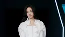 <p>Jisoo tampil mengenakan atasan korset putih dengan aksen tiga resleting di bagian depan. Korset tersebut dipadukan outer crop lengan panjang balon dengan aksen rumbai. [@sooyaaa__]</p>