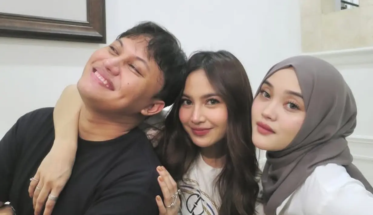 Mahalini baru saja merayakan ulang tahun ke-25, terlihat belum ada perayaan hanya ia mendapatkan kejutan dari suami dan keluarganya. Ulang tahun ini spesial karena menjadi kali pertama Mahalini merayakannya kini telah menjadi ibu dan momen perdananya puasa. [@putridelinaa]