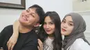 Mahalini baru saja merayakan ulang tahun ke-25, terlihat belum ada perayaan hanya ia mendapatkan kejutan dari suami dan keluarganya. Ulang tahun ini spesial karena menjadi kali pertama Mahalini merayakannya kini telah menjadi ibu dan momen perdananya puasa. [@putridelinaa]