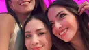 Nia Ramadhani tampak cantik meski hanya mengaplikasikan riasan flawless. Ia tampak hanya mengenakan blush on coral tipis serasi dengan warna lipstik glossynya.  [@ramadhaniabakrie]