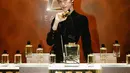 Selalu memikat, Renata Kusmanto hadir dengan rambut pixie yang menawan. Ia tampak menikmati aroma Libre Eau de Parfum, Parfum floral dengan aroma Lavender, Orange Blossom, & Musk Accord. [ Foto: dok YSL Beauty ]