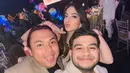 Rambut panjang kecoklatan Nia Ramadhani pun dibiarkan terurai. Ia pun memilih tampil tanpa poni yang memerlihatkan keningnya. [@ramadhaniabakrie]