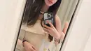 Di acara tersebut, Nia memilih tampil kasual santai dengan mengenakan atasan tube warna coklat sesuai dresscode. Dipadukan mini skirt coklat gelap dan membawa handbag Dior Maroon. [@ramadhaniabakrie]
