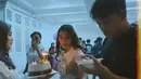 Tshirt dengan bordiran gambar kuda seharga Rp10 jutaan tersebut dipadukan mini skirt ruffle hitam. Mahalini tampak mengenakan sandal putihnya. [@putridelinaa]
