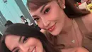 Melengkapi tampilannya dengan kalung keemasan tanpa liontin. Tampak juga Ayu Dewi di acara tersebut.  [@ramadhaniabakrie]