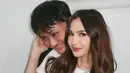 Wajahnya dipoles blush on pink di kedua tulang pipinya. Dengan lipstik matte merah soft. Rambut panjangnya seperti biasa terurai bergaya wavy. [@rizkyfbian]