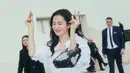 Wajah putihnya dirias flawless seperti biasanya, hanya tampak lipstik merah di bibirnya. Rambut panjang hitam dibiarkan terurai bergaya wavy.  [@sooyaaa__]