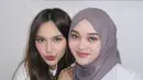 Putri Delina sebagai adik ipar pun hadir di kejutan ulang tahun tersebut. Kedua nya pun tampak kompak mengenakan baju putih. Putri Delina memadukannya dengan kerudung abu-abu.  [@putridelinaa]