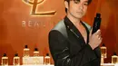 Angga Yunanda terlihat tampil dengan busana serba hitam di Acara YSL Beauty. Ia memilih aroma khas yang misterius dari MYSLF Le Parfum.  [ Foto: dok YSL Beauty ].