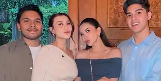 Alyssa Daguise dan Al Ghazali kompak menjadi tim biru alis menebak jenis kelamin anak Aaliyah dan Thariq, Pria. Aaliyah tampil elegan dengan long dress off shoulder navy blue dipadukan tas Chanel baby blue. Al Ghazali mengenakan kemeja baby blue. [@alyssadaguise]
