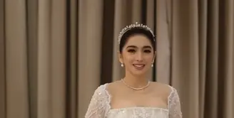 Rambutnya disanggul updo tanpa poni. Serta dihias dengan tiara warna silver. Membuat Angel Karamoy tampil bak putri. [@realangelkaramoy]