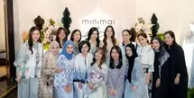 Aurel Hermansyah salah satu member geng cendol yang hadir di acara tersebut. Ia tampil serba coklat mengenakan kerudung polos dan dress bercorak dari koleksi Ayu Dewi dipadukan celana putih panjang. [@drfeninugraha.spgk]