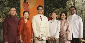 Brandon Salim dan kekasihnya, Dhika Himawan baru saja menggelar lamaran yang mempertemukan kedua keluarga. Kedua memilih di rumah dengan konsep outdoor dan tampak lukisan anak perempuan mengenakan cheongsam. [@brandonsalim]