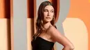 <p>Pendiri Rhode itu datang mengenakan gaun hitam yang dirancang oleh desainer langganan nya Saint Laurent. Dress tersebut dibuat khusus dengan pita. @haileybieber]</p>