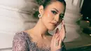 Raisa memilih rok dengan belahan tinggi yang memperlihatkan motif batik klasik, menambahkan elemen budaya Indonesia yang khas dalam tampilannya.  [@raisa6690].