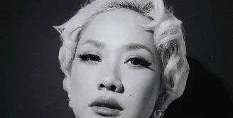 Bunga Citra Lestari kembali eksplorasi gaya dengan tampil menjadi sosok Marilyn Monroe. [@itsmebcl]