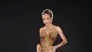 Doja Cat berhasil mencuri perhatian dalam balutan gaun emas custom dari Balmain. Dengan siluet elegan dan kilauan emas yang memukau, penampilan Doja Cat menjadi salah satu yang paling berkesan di malam itu. [@dojacat].