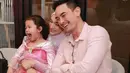 Putri Zulhas sendiri kenakan kemeja pink satin dengan celana panjang dan hijab chiffon pink pastel [@putri_zulhas]