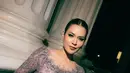 Detail tulle panjang yang menjuntai dari sisi belakang memberikan efek anggun saat ia bergerak, menambah dimensi dramatis dalam penampilannya.  [@raisa6690].