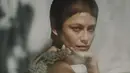 Model sekaligus aktris ini kini tampil dengan potongan rambut pendek pixie cut yang membuatnya terlihat semakin awet muda.