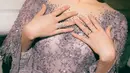 Untuk melengkapi penampilannya, Raisa mengenakan perhiasan eksklusif dari Agnes Sutanto Jewels. Anting berlian yang elegan menambah kesan mewah tanpa berlebihan, memastikan bahwa setiap detail dari penampilannya terpadu dengan sempurna. Sang penyanyi juga didampingi oleh stylist ternama, Daniel Dasz, yang memastikan tampilan panggungnya benar-benar memesona.  [@raisa6690].