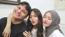 Bahkan, keduanya pulas eyeshadow dengan warna senada, yakni coral kecoklatan dengan gold [@putridelinaa]