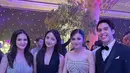 Syifa Hadju tampil anggun dalam strapless gown berwarna putih dengan detail salur mutiara yang menghadirkan kesan klasik dan elegan. Ia hadir bersama kekasihnya, El Rumi, yang memilih setelan jas hitam dipadukan dengan kemeja putih dan dasi kupu-kupu hitam, menciptakan tampilan couple yang timeless dan sophisticated. [@cuttaryofficial].