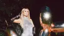 Paris Hilton tak ketinggalan tampil glamor dengan gaun perak berkilau yang memperkuat citra dirinya sebagai ikon gaya hidup mewah. [@parishilton].