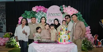 Seluruh anggota keluarga tampil serasi dengan busana bernuansa khaki, menciptakan atmosfer petualangan yang seru dan berkesan. [@aurelie.hermansyah].