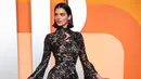 Kendall Jenner tampil memukau di karpet merah Vanity Fair Oscar Party mengenakan gaun vintage dari Mugler Spring-Summer 1992 ‘Black Rubber Lace Dress’. Penampilannya semakin sempurna dengan high heels lace & satin dari Manolo Blahnik, yang memberikan sentuhan seksi nan elegan. [@danixmichelle].