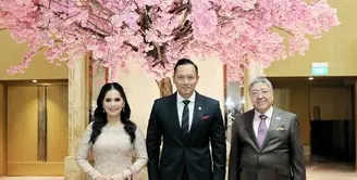 Penampilan Annisa Pohan mencuri perhatian saat hadiri ulang tahun Kaisar Jepang Naruhito yang ke-65 [@agusyudhoyono]