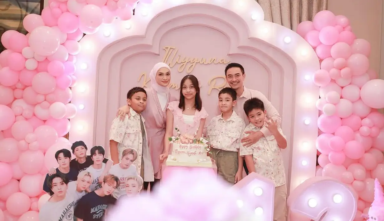 Sejak menikah, Putri Zulhas dan Zumi Zola tak ragu umbar kekompakkan bersama keluarga. Dalam foto terbaru, keluarga Putri Zulhas kompak dengan busana serba pink [@putri_zulhas]