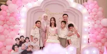 Sejak menikah, Putri Zulhas dan Zumi Zola tak ragu umbar kekompakkan bersama keluarga. Dalam foto terbaru, keluarga Putri Zulhas kompak dengan busana serba pink [@putri_zulhas]