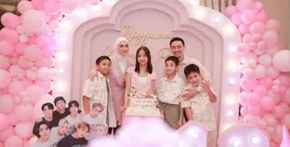 Sejak menikah, Putri Zulhas dan Zumi Zola tak ragu umbar kekompakkan bersama keluarga. Dalam foto terbaru, keluarga Putri Zulhas kompak dengan busana serba pink [@putri_zulhas]