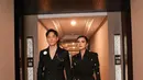 Audi Marissa memancarkan pesona semi maskulin dengan blazer dress hitam yang dihiasi aksen rok tulle dan bordiran bintang, memberikan sentuhan edgy sekaligus elegan. [@audimarissa].