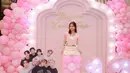 Sebagai birthday girl, Illiyyuna Kamila Rais tampil manis dengan dress berkerah ruffle dan tank top putih [@putri_zulhas]