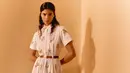 Ada juga sandal selop, mules, dan plaform berbahan kulit. Dihiasi pita feminin yang lembut dan kristal [Miu Miu]
