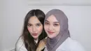 Jadi kakak dan adik ipar, Mahalini Raharja dan Putri Delina terlihat kompak di berbagai kesempatan. Termasuk dengan gaya makeup [@putridelinaa]